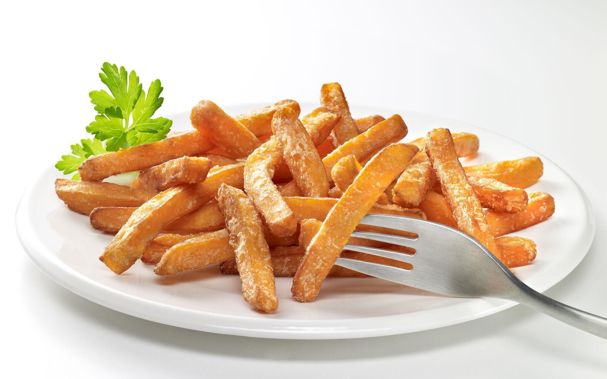 Zoete aardappelfrietjes dun gesneden